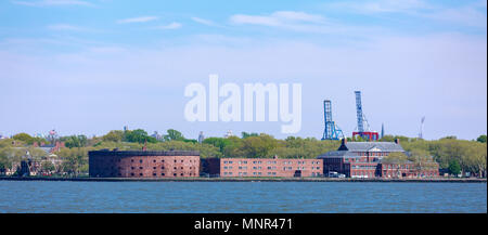 New York, Stati Uniti d'America - 9 Maggio 2018 : Castello di Williams sulla Governors Island vista dal porto di New York Foto Stock