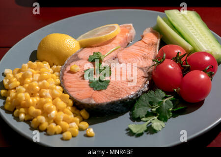 Grigliate di pesce Filetti di salmone con verdure fresche, cibo e concetto di vegetali Foto Stock