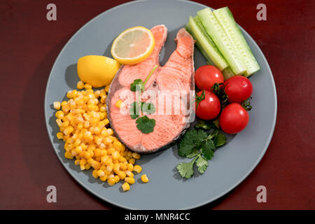 Grigliate di pesce Filetti di salmone con verdure fresche, cibo e concetto di vegetali Foto Stock