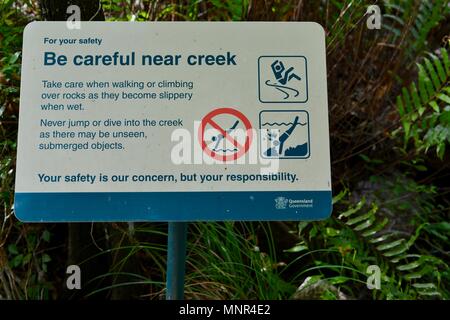 Prestare attenzione in prossimità del torrente Segno, Jourama cade, Bruce Hwy, Yuruga QLD, Australia Foto Stock