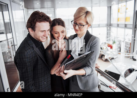 Un gruppo di giovani persone che lavorano insieme in grande ufficio coworking. Il reparto marketing a discutere il piano del prodotto. Nuova azienda startup Foto Stock