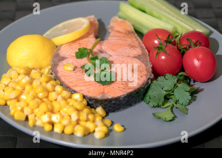 Grigliate di pesce Filetti di salmone con verdure fresche, cibo e concetto di vegetali Foto Stock