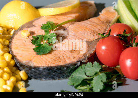 Chiuso-up grigliate di pesce Filetti di salmone con verdure fresche, cibo e concetto di vegetali Foto Stock