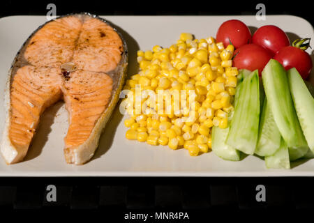 Grigliate di pesce Filetti di salmone con verdure fresche, cibo e concetto di vegetali Foto Stock