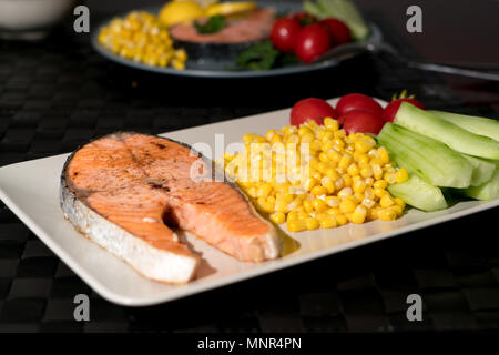 Grigliate di pesce Filetti di salmone con verdure fresche, cibo e concetto di vegetali Foto Stock