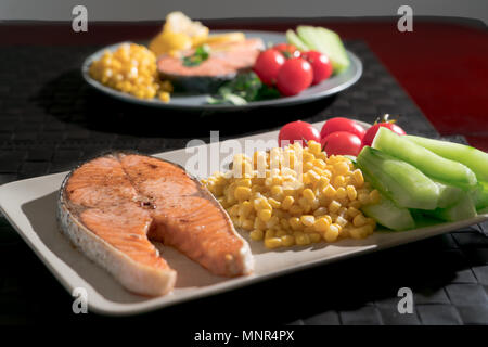 Grigliate di pesce Filetti di salmone con verdure fresche, cibo e concetto di vegetali Foto Stock