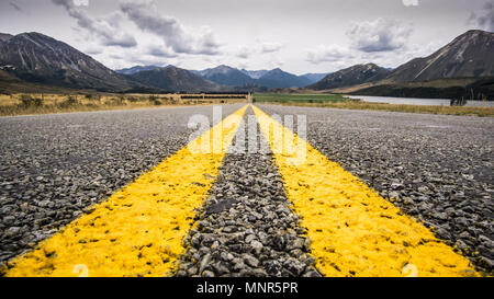 La strada che conduce verso le montagne di South Island, in Nuova Zelanda Foto Stock