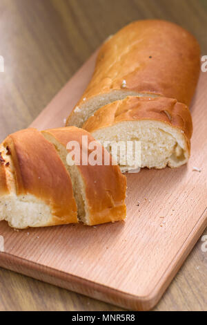 Pane bianco a fette di pane ??sulla scheda Foto Stock