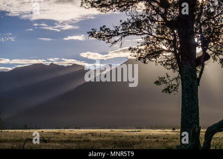 Mount Cook in Nuova Zelanda come visto da vicino al lago Matheson Foto Stock