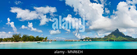 Panorama della splendida spiaggia e bellissima vista del monte Otemanu sull'isola di Bora Bora Foto Stock