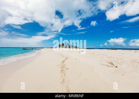 Acqua cristallina e la spiaggia di sabbia bianca, barca in acqua Foto Stock