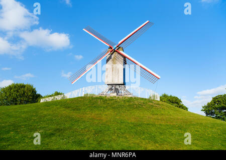 Il mulino a vento di legno a Bruges, Belgio Foto Stock