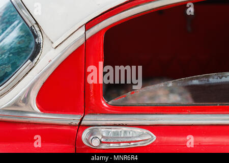 Close up di un colore rosso brillante auto d'epoca, dettaglio Foto Stock