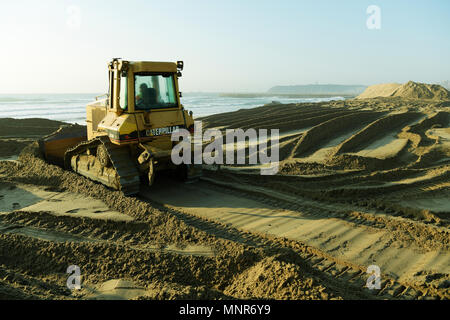 Durban, KwaZulu-Natal, Sud Africa, bulldozer il livellamento della sabbia, spiaggia progetto di rifornimento, Golden Mile beachfront, paesaggio Foto Stock