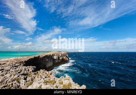 Finestra in vetro sul ponte Eleuthera island Bahamas dove il mare dei Caraibi incontra l'oceano Atlantico Foto Stock