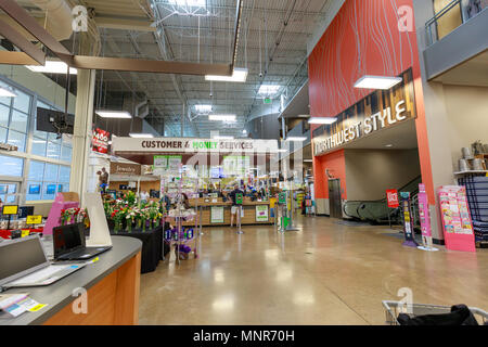 Portland, Oregon - 14 Maggio 2018 : Interno di Fred Meyer, Inc., è una catena di ipermercati supermercati Foto Stock