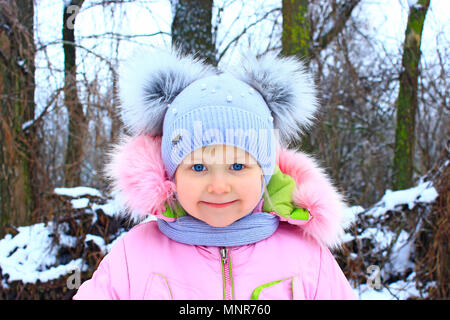 Ritratto di bambino sorridente nel divertente Cappello invernale con due orecchie divertenti. Infanzia è il miglior tempo Foto Stock