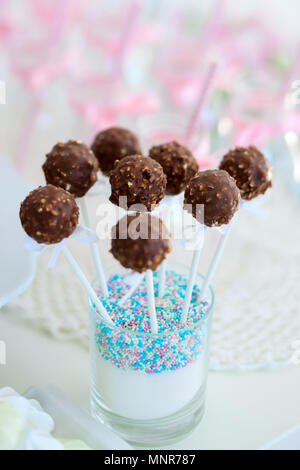Torta al cioccolato pop su una tabella di dessert a parte o la celebrazione dei matrimoni Foto Stock