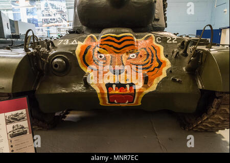 Durante la Seconda guerra mondiale insegna su un americano Sherman serbatoio a Bovington Camp Tank Museum Foto Stock