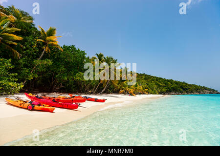 Colorato di rosso kayak al tropical spiaggia di sabbia bianca nel Caribbean Foto Stock