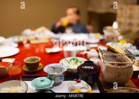 Giapponese tradizionale colazione cucinata con stufa Hibachi grill, regione di Takayama cibo Foto Stock