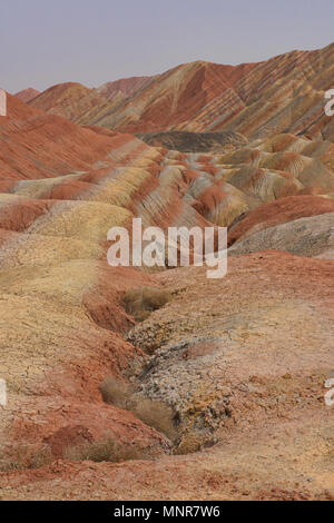 Vivid colorato in arenaria Danxia Zhangye rilievi parco geologico, Gansu, Cina Foto Stock