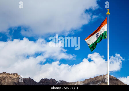 Indian bandiera nazionale sventolando in Ladakh, India, Asia. Foto Stock