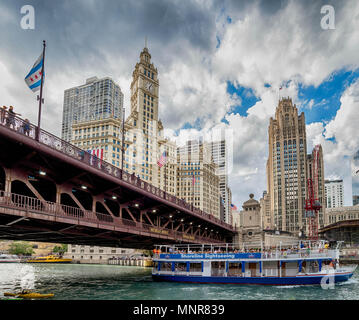 Chicago, Stati Uniti - Luglio 03, 2017: imbarcazione turistica sul fiume di Chicago tra lo skyline. Foto Stock