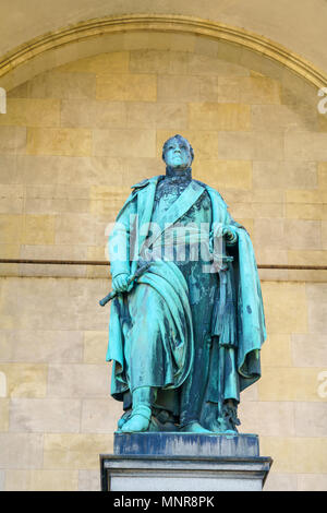 Karl Philipp von Wrede statua (1844) di Ludwig Schwanthaler nel campo esegue il marshalling' Hall su Odeonsplatz, Monaco di Baviera, Germania Foto Stock