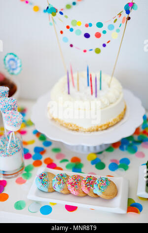 Torta, caramelle, marshmallows, cakepops, frutta e altri dolci sulla tavola  da dessert a kids festa di compleanno Foto stock - Alamy
