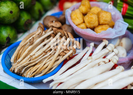 Diversi tipi di funghi al mercato di Hong Kong Foto Stock