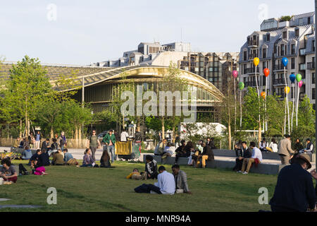 Persone rilassante in un parco a Les Halles area nel centro di Parigi, Francia. Foto Stock