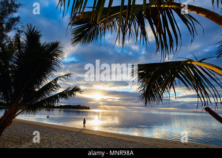 Bellissimo tramonto sul mare tropicale Foto Stock