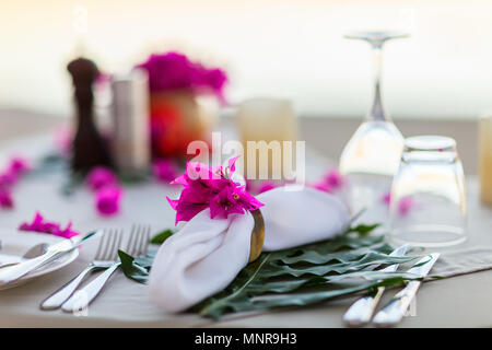 Splendidamente servito tabella per la romantica celebrazione di eventi o matrimoni Foto Stock