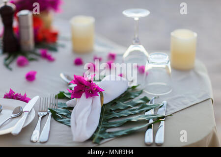 Splendidamente servito tabella per la romantica celebrazione di eventi o matrimoni Foto Stock