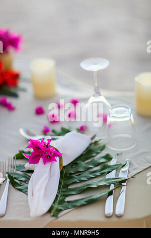 Splendidamente servito tabella per la romantica celebrazione di eventi o matrimoni Foto Stock