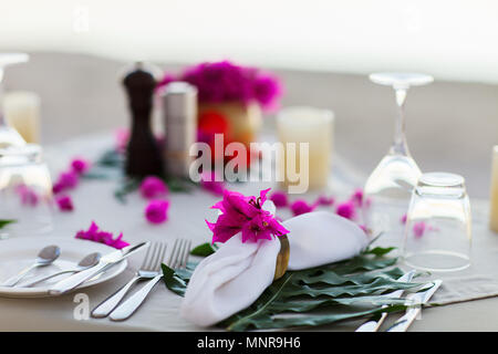 Splendidamente servito tabella per la romantica celebrazione di eventi o matrimoni Foto Stock