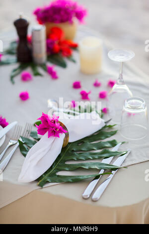 Splendidamente servito tabella per la romantica celebrazione di eventi o matrimoni Foto Stock