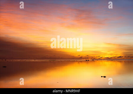 Bellissimo tramonto sul mare tropicale Foto Stock