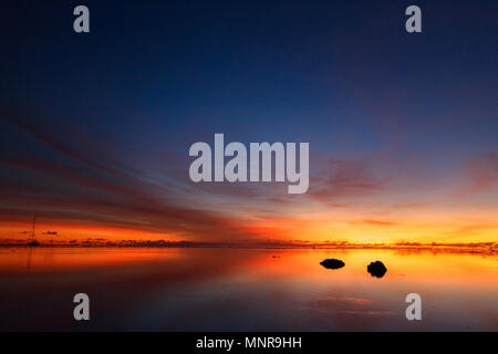 Bellissimo tramonto sul mare tropicale Foto Stock