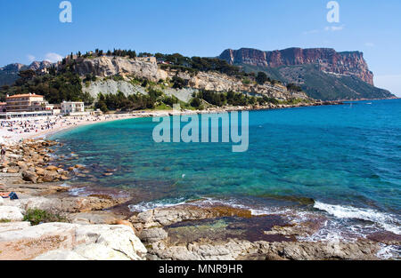 Spiaggia e Cap Canaille a Cassis, Bouches-du-Rhone, Provence-Alpes-Côte d'Azur, in Francia del Sud, Francia, Europa Foto Stock