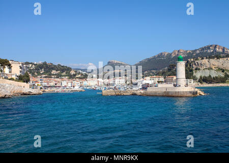 Faro all ingresso del porto di Cassis, Bouches-du-Rhone, Provence-Alpes-Côte d'Azur, in Francia del Sud, Francia, Europa Foto Stock