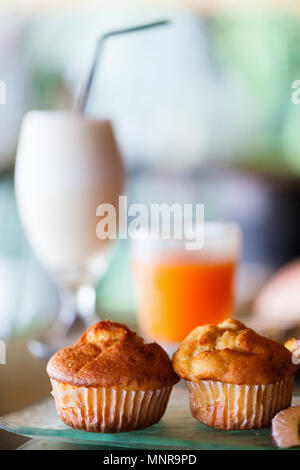 Pasticcini appena sfornati serviti per colazione al resort tropicale Foto Stock