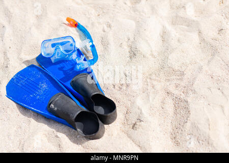 Attrezzatura snorkeling maschera e snorkel alette sulla sabbia in spiaggia Foto Stock