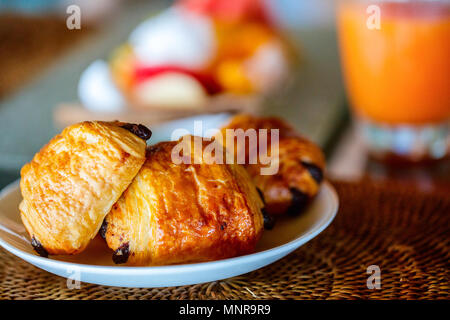 Selezione di pane appena sfornato, pasticcini serviti per la prima colazione Foto Stock