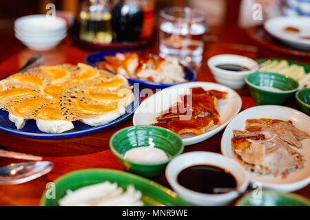 Anatra alla Pechinese - cinese d'anatra arrosto servita con pancake, cetriolo, cipolline e salsa di prugne. Foto Stock