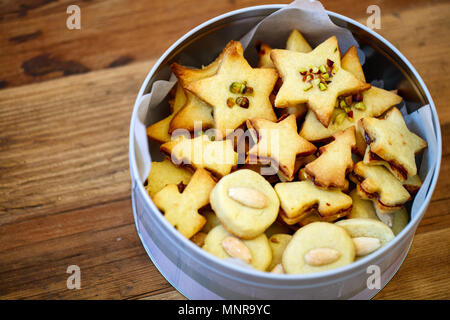 Pane appena sfornato in casa biscotti di Natale in una scatola di latta, sullo sfondo di legno Foto Stock