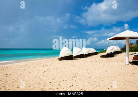 Spiaggia tropicale idilliaco con sabbia bianca, oceano turchese acqua e cielo blu a Antigua isola dei Caraibi Foto Stock