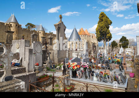 Il cimitero della città di Carcassonne, accanto alla porta Narbonnaise in una fortezza medievale del dipartimento francese Foto Stock