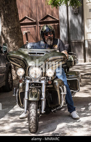 Palermo, Italia, Aprile 25, 2018: radici di erba motor biker si siede sul suo big bike Foto Stock